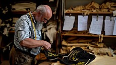 Ko�ed�lník Klaus Bensmann pracuje na tradi�ních ko�ených kra�asech s padacím...
