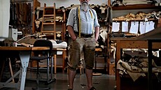 Koedlník Klaus Bensmann ve své díln, kde pracuje na koených kraasech.