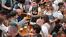 V Mnichov byl zahájen tradiní pivní festival Oktoberfest naraením prvního...