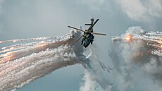 DNY NATO 2023: Impozatní ohostroj na obloze vytvoil stroj NH-90 nmecké...
