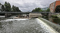 Oprava kamenného pilí�e podpírajícího most pro p�í u Ottova jezu v Chebu.