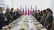 Ruský prezident Vladimir Putin si pipíjí s vdcem Severní Koreje Kim...