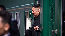 Severokorejský vůdce Kim Čong-un po nástupu do vlaku, kterým jel v roce 2019 do...