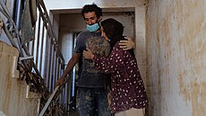 Matka objímá svého syna, zatímco sledují následky záplav v Libyi. (17. záí...