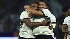 Zadák Ilaisa Droasese (vlevo) a mlyná  Samuel Matavesi z Fidi se radují z...