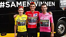 VÍT�ZOVÉ GRAND TOUR. Jonas Vingegaard ve �lutém dresu z Tour, Sepp Kuss v...