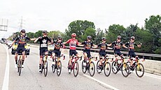 Tým Jumbo-Visma b�hem poslední etapy �pan�lské Vuelty.