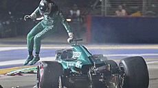 Lance Stroll vyskakuje ze svého Aston Martinu po havárii bhem kvalifikace na...