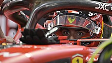 Carlos Sainz z Ferrari bhem kvalifikace na VC Singaporu.