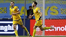 Maxim Samorodov z Kazachstánu (vpravo) oslavuje gól svého týmu v zápase se...