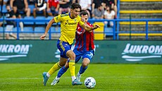 David Tkáč ze Zlína se snaží uniknout plzeňskému protihráči.