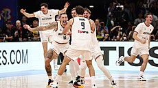 N�me�tí basketbalisté oslavují poté, co se stali mistry sv�ta.
