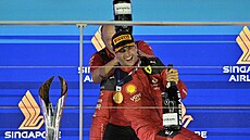 Carlos Sainz slaví vítzství v Singaporu spolen s éfem Ferrari Fredericem...