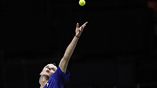 Jakub Menšík na podání v zápasu ve skupině finálového turnaje Davis Cupu ve...