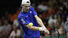 Jakub Menšík hraje bekhend ve skupině finálového turnaje Davis Cupu ve Valencii...