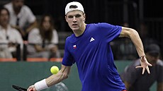 Jakub Menšík hraje forhend ve skupině finálového turnaje Davis Cupu ve Valencii...