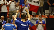 Jakub Menšík slaví vítězství ve skupině finálového turnaje Davis Cupu ve...