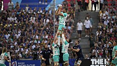 Eben Etzebeth z Jihoafrické republiky chytá mí� v utkání proti Skotsku.