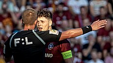 Ladislav Krej�í ze Sparty diskutuje s rozhod�ím b�hem zápasu se Slováckem.
