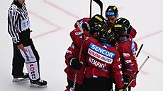 Hokejisté Sparty slaví gól v utkání s T�incem.