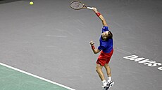Jií Leheka podává bhem zápasu ve skupin finálového turnaje Davis Cupu ve...