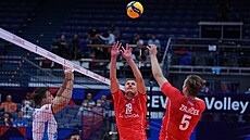 etí volejbalisté v akci bhem mistrovství Evropy, zprava Adam Zajíek a Jakub...