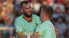 Václav Jurečka se raduje ze vstřeleného gólu Pardubicím společně se svým...