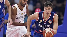 Bogdan Bogdanovic (vpravo) ze Srbska v akci b�hem finále mistrovství sv�ta.