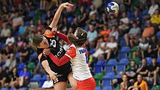 Mostecká Eli�ka �ádová (vlevo) st�ílí p�es bránící Julii Frankovou ze Slavie.