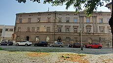 Divadelní klub (budova vlevo) je zav�ený kv�li havarijnímu stavu, sousední...