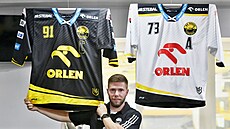 Matúš Sukeľ, kapitán Litvínova, s novými dresy pro sezonu 2023/24.