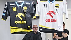 Generální editel litvínovského hokejového klubu Pavel Hynek a nové dresy.