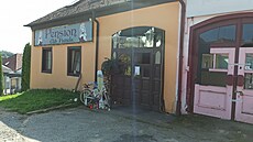 Ped penzionem vzniklo pietní místo.