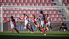 Fotbalistky Slavie se radují z gólu do sít Sparanek.