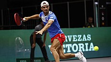 Tomáš Macháč se soustředí na míček v úvodním zápase finálové skupiny Davis Cupu.