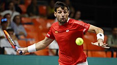 Španěl Bernabé Zapata Miralles v úvodním zápase finálové skupiny Davis Cupu.