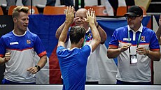 Tomáš Macháč slaví s týmem zisk prvního bodu v utkání skupiny finálového...
