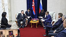 Severokorejský lídr Kim ong-un s ruským ministrem Alexanderem Kozlovem (12....