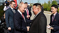 Vladimir Putin si podává ruku se severokorejským lídrem Kim Čong-unem při jeho...