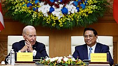 Americký prezident Joe Biden s vietnamským premiérem Pham Minh Chinhem (11....