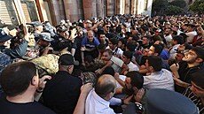 U sídla vlády v Jerevanu vypukly potyčky mezi policií a a demonstranty, kteří...