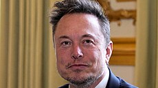 Elon Musk před setkání s francouzským prezidentem Emmanuelem Macronem v Paříži...