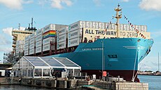 Laura Maersk, první nákladní lo s kontejnery, kterou pohání metanolové palivo....