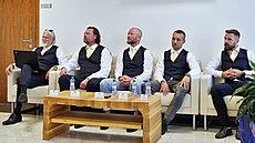 Na snímku zleva: generální mana�er �eskobud�jovického klubu Stanislav Bedna�ík,...