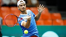 Tomáš Macháč hraje forhend v utkání skupiny finálového turnaje Davis Cupu ve...