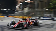 Carlos Sainz  z Ferrari v tréninku na Velkou cenu Singapuru F1.