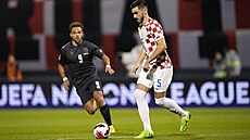Chorvatský fotbalista Josip Sutalo (vpravo) v souboji s Martinem Braithwaitem z...