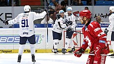 Hokejisté Plzně se radují z gólu v zápase s Třincem.