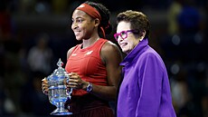 Billie Jean Kingová (vlevo) s vít�zkou �enské dvouhry na US Open Coco Gauffovou.