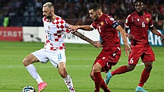 Chorvatský fotbalista Marcelo Brozovi (vlevo) bránný Eduardem Spertsyanem z...